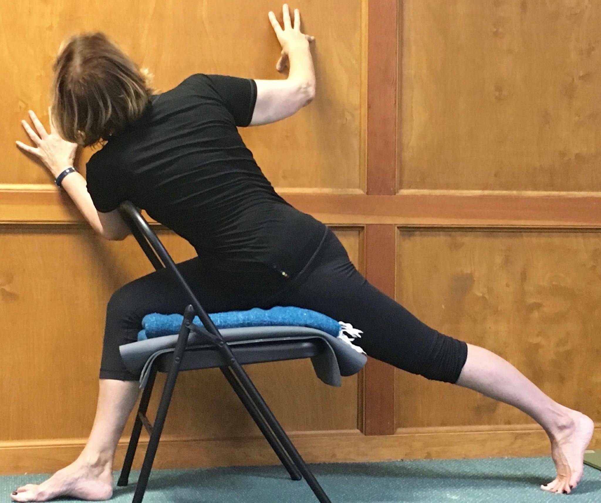 Упражнения на стуле на все тело для офисных работников
