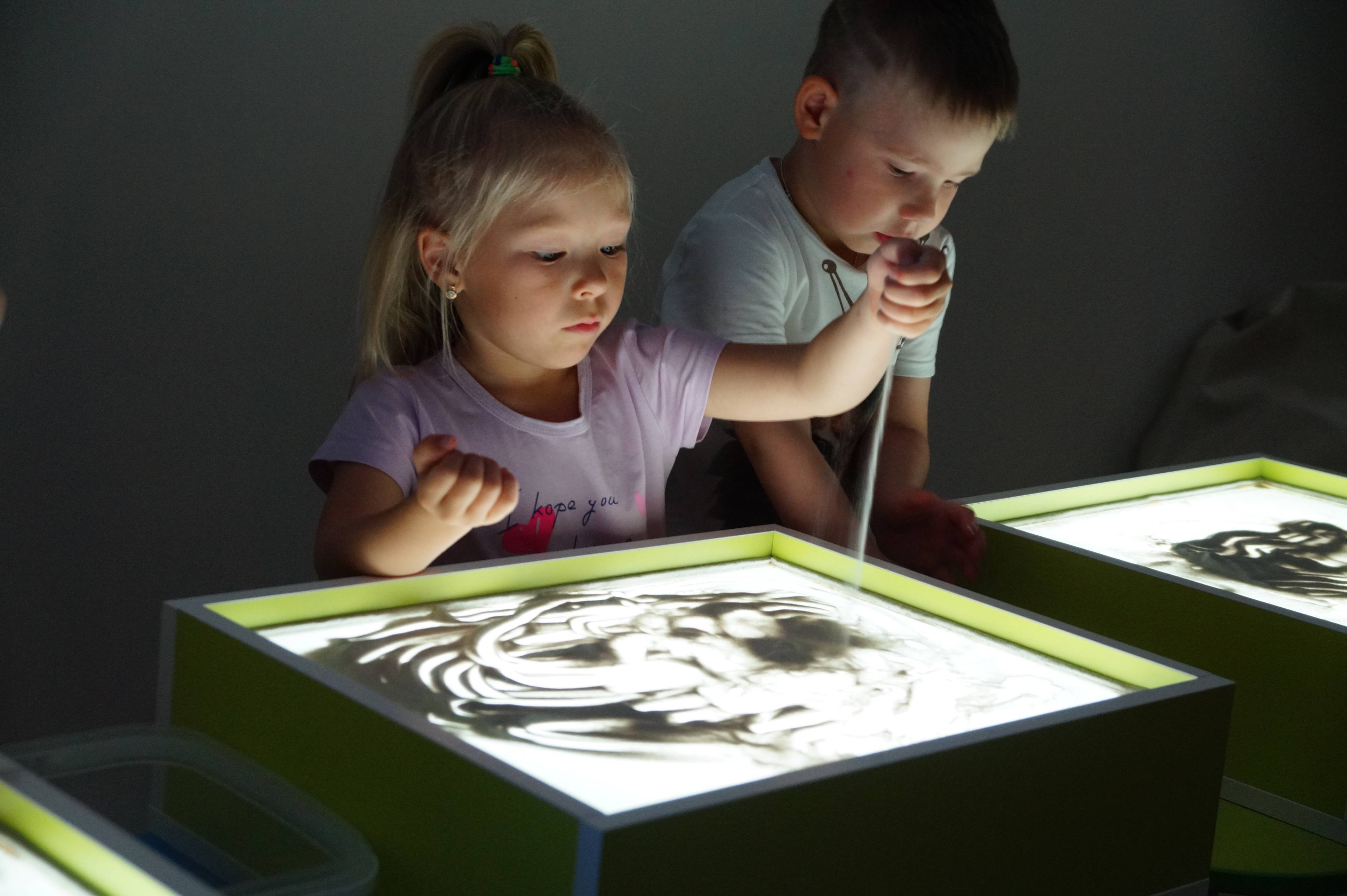 Рисование песком на световых столах для детей: мастер-класс