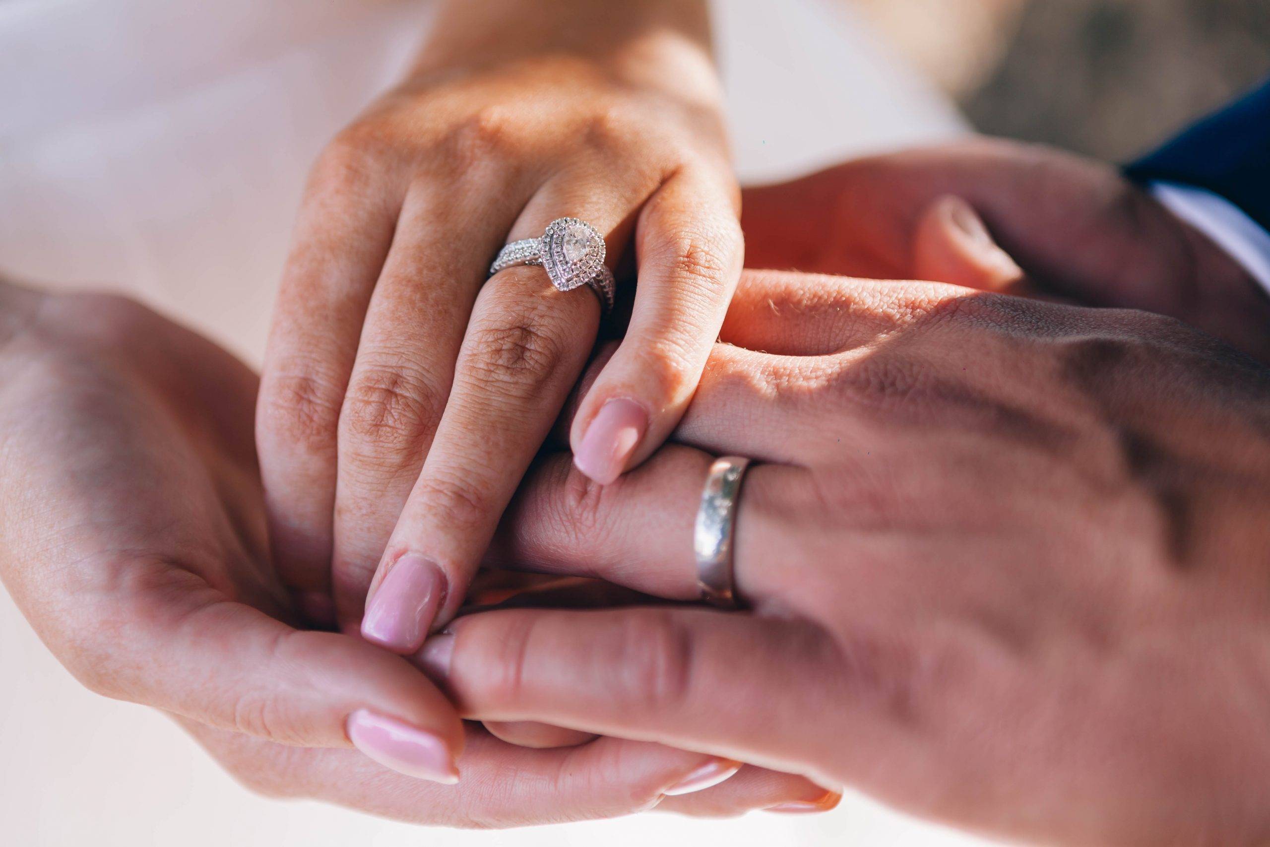 Что нельзя делать с обручальным кольцом: 8 примет для счастливого брака