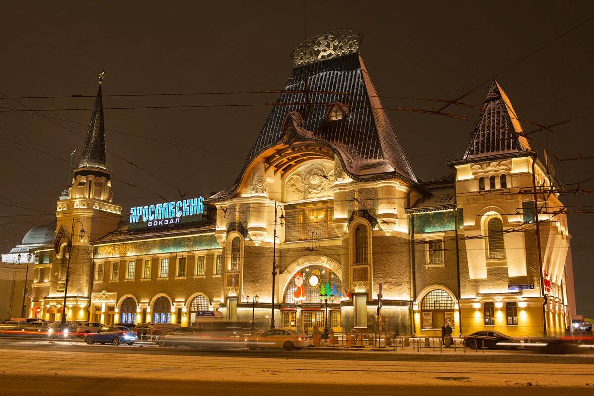 Какие вокзалы находятся на площади трех вокзалов в москве?