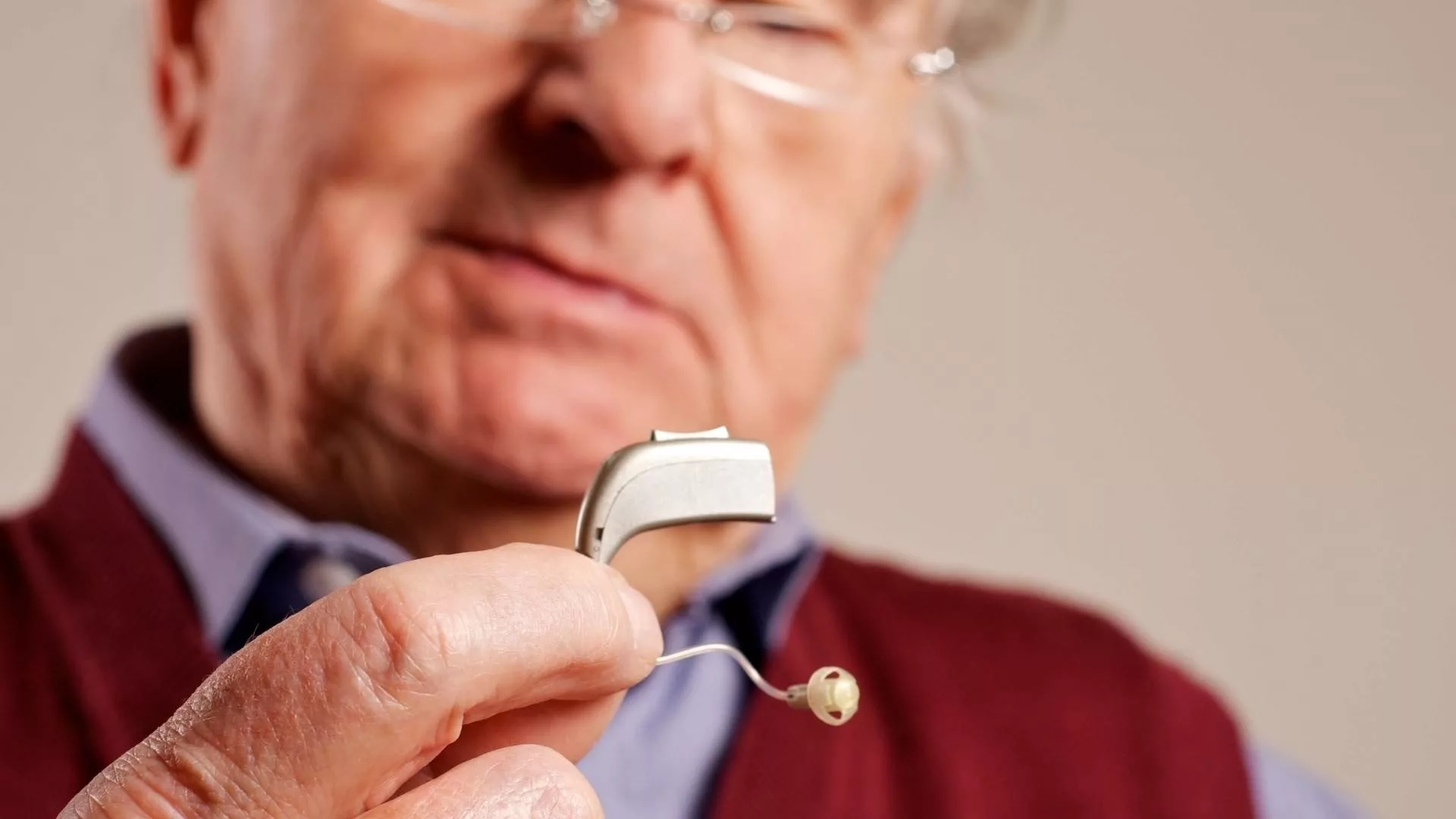 Как подобрать слуховой аппарат для пожилого человека без врача – тонкости выбора