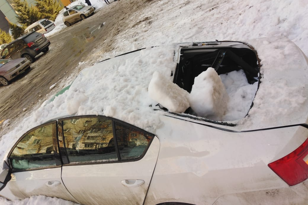 Сход снега с крыши на автомобиль. Снег на крыше машины. Сугроб на крыше автомобиль. Падение снега на автомобиль.