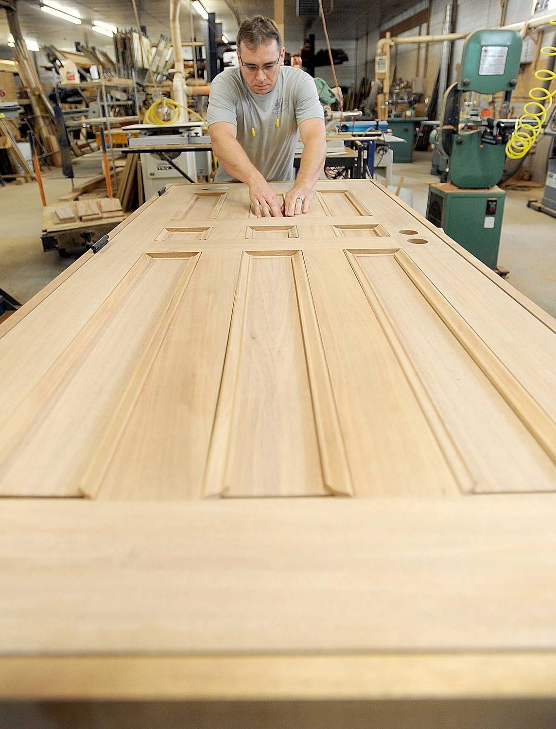 Основные этапы производства деревянных дверей