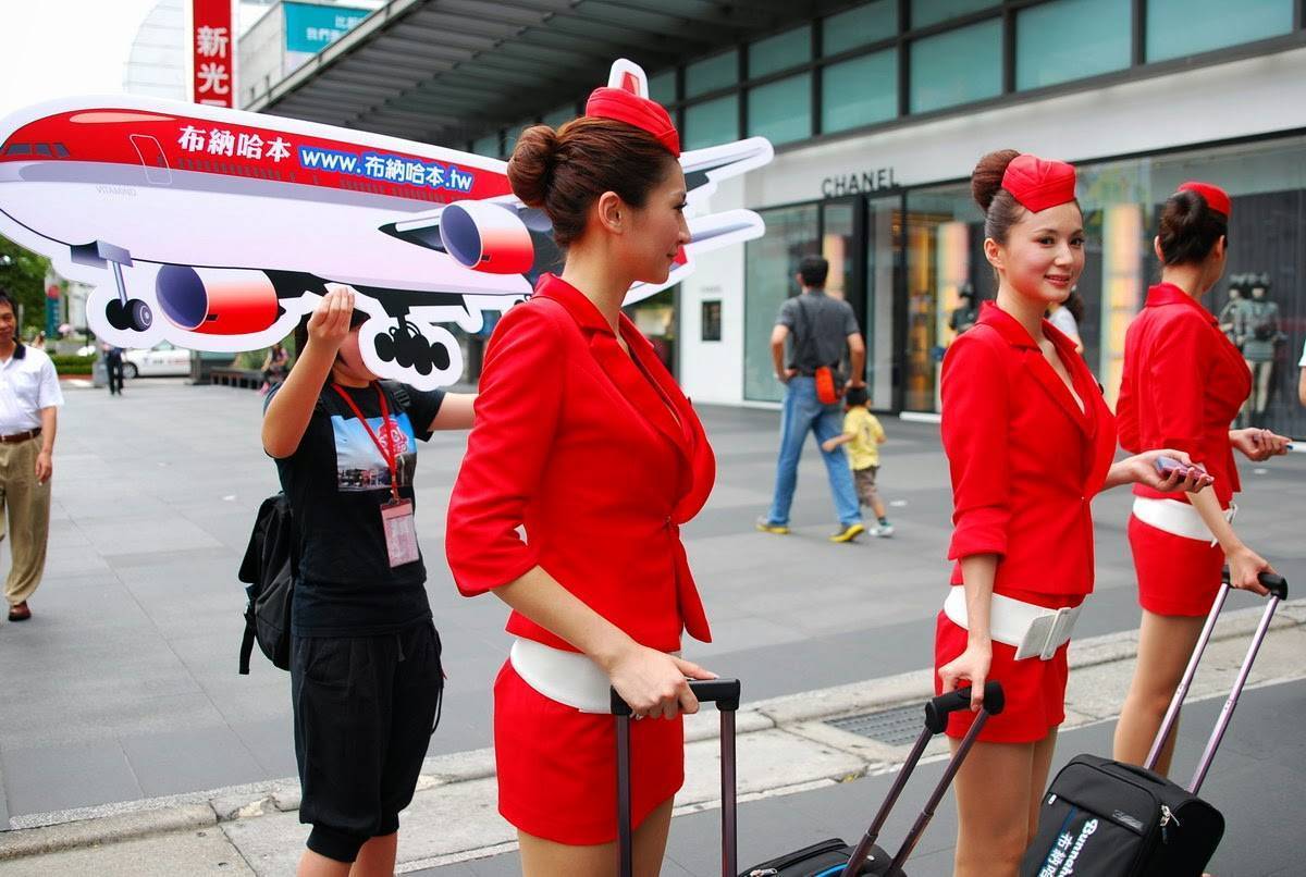 Сколько зарабатывают стюардессы в америке: зарплаты в авиакомпаниях сша