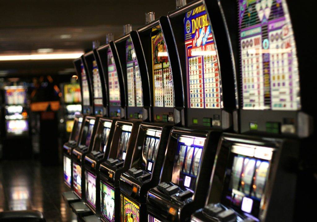 Где открыть казино: за чертой города или на специальном сайте