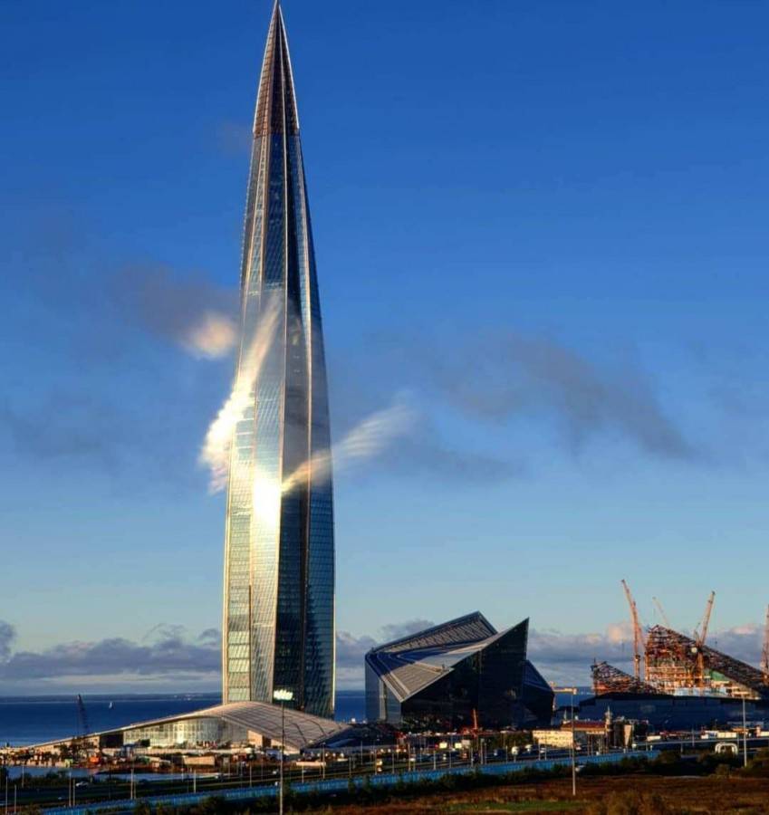 Высокое здание в санкт петербурге