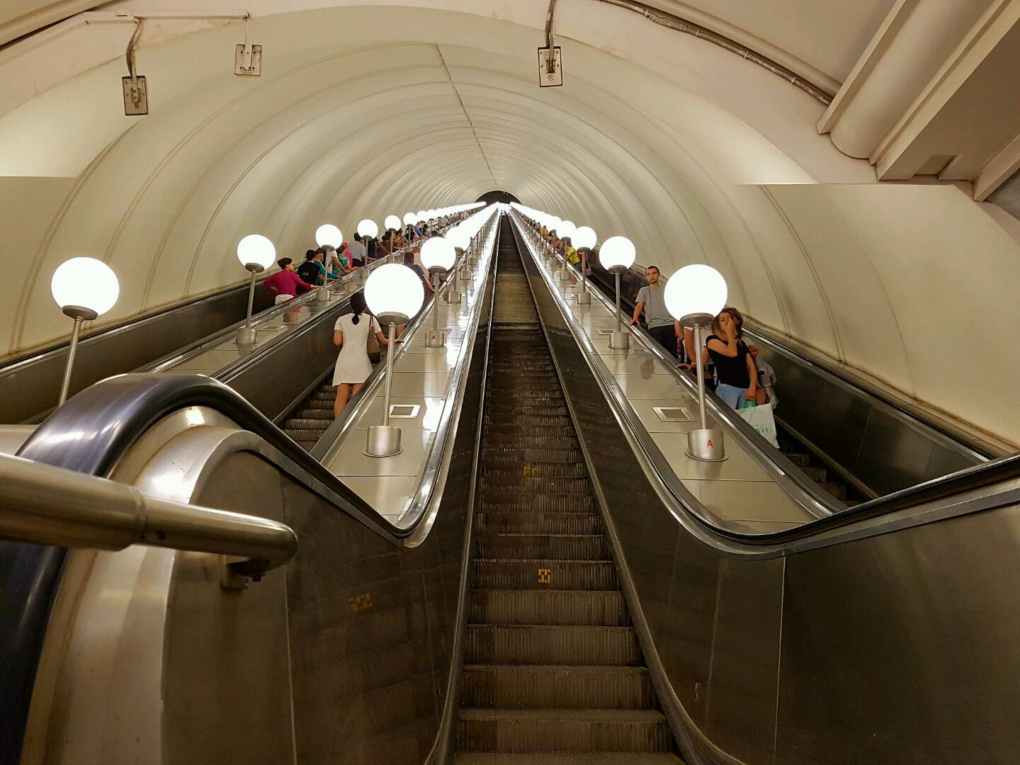 Самая запутанная станция московского метро: зачем ее построили, и как перестать путать похожие между собой платформы