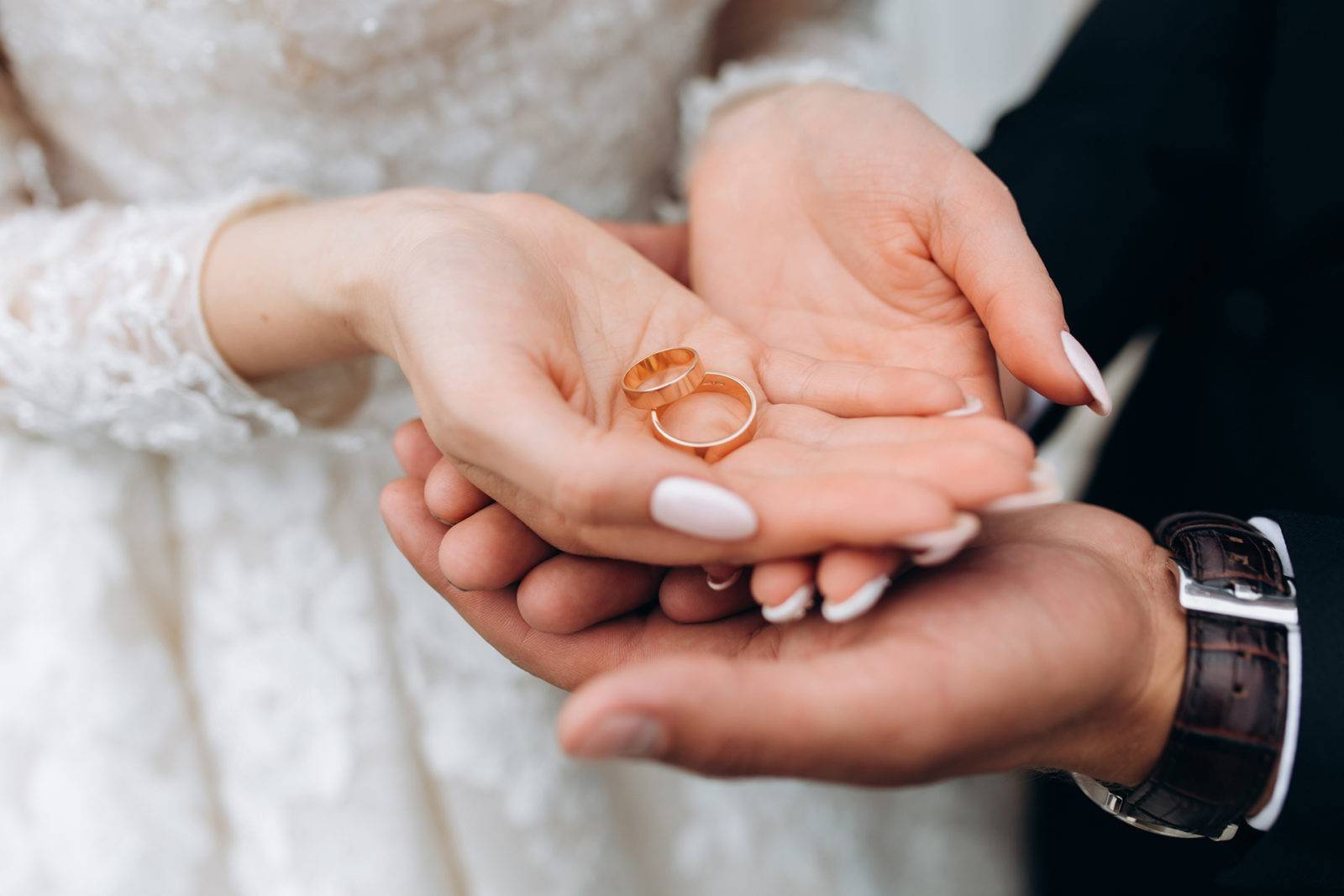 Венчальные кольца и обручальные: в чем они различаются?