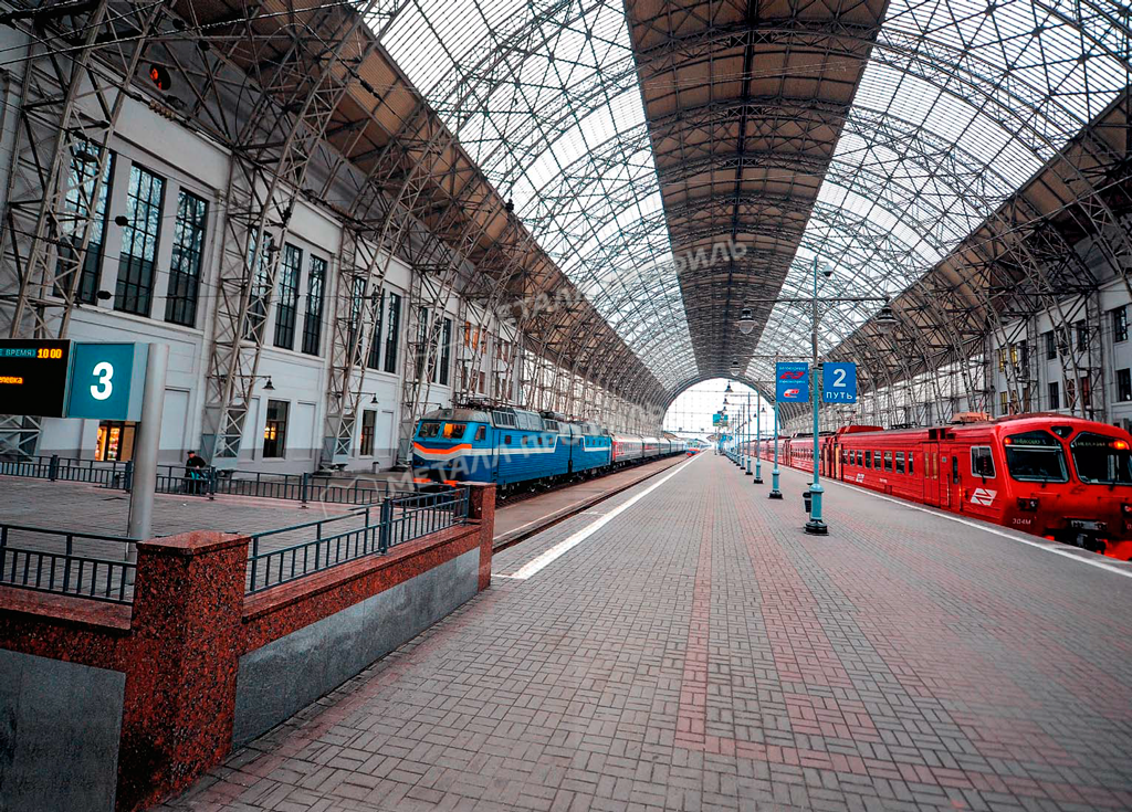 Какие вокзалы находятся на площади трех вокзалов в москве?