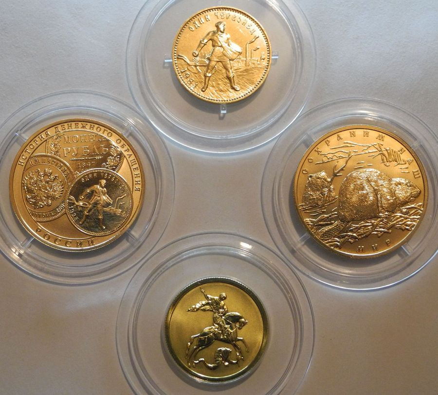 Банки москва инвестиционные монеты. Золотые инвестиционные монеты. Коллекционные золотые монеты. Коллекция золотых монет. Российские инвестиционные монеты.