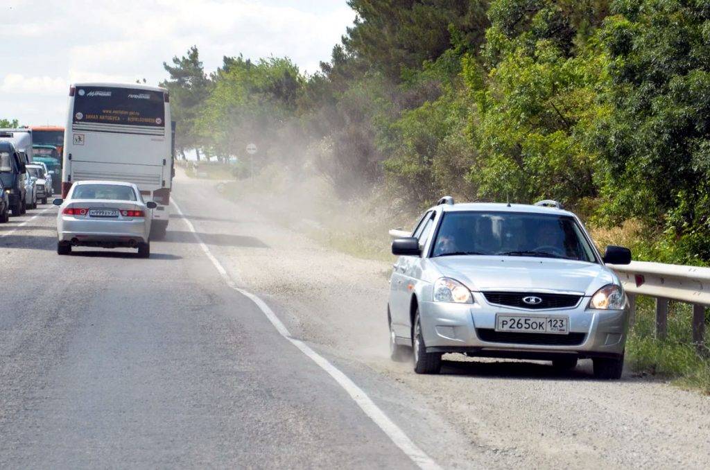 Штраф за обочину в 2018 году, наказание за езду по встречной и попутной обочине