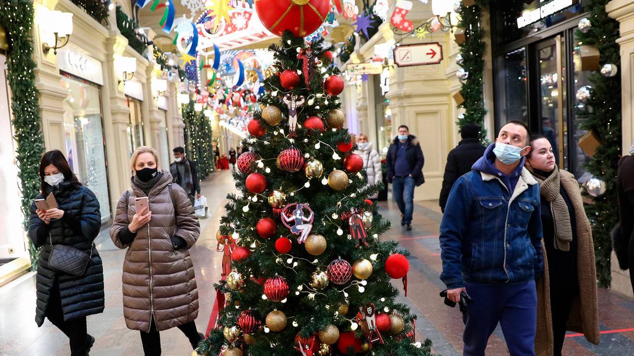Отложат или потратят: россияне рассказали, что сделают с новогодними премиями
