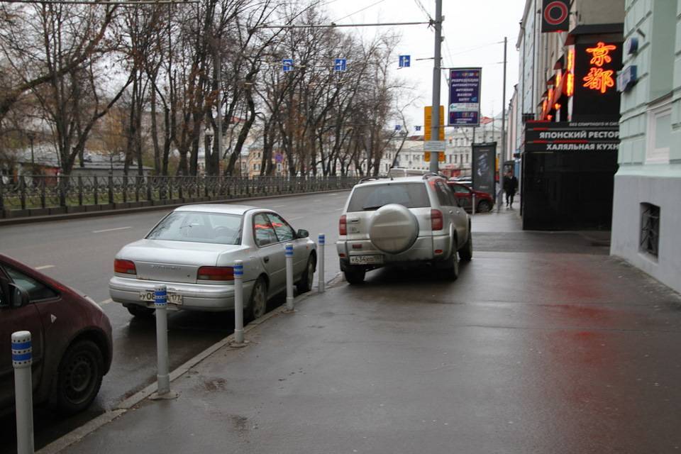 Парковка на тротуаре: штраф для юридических лиц