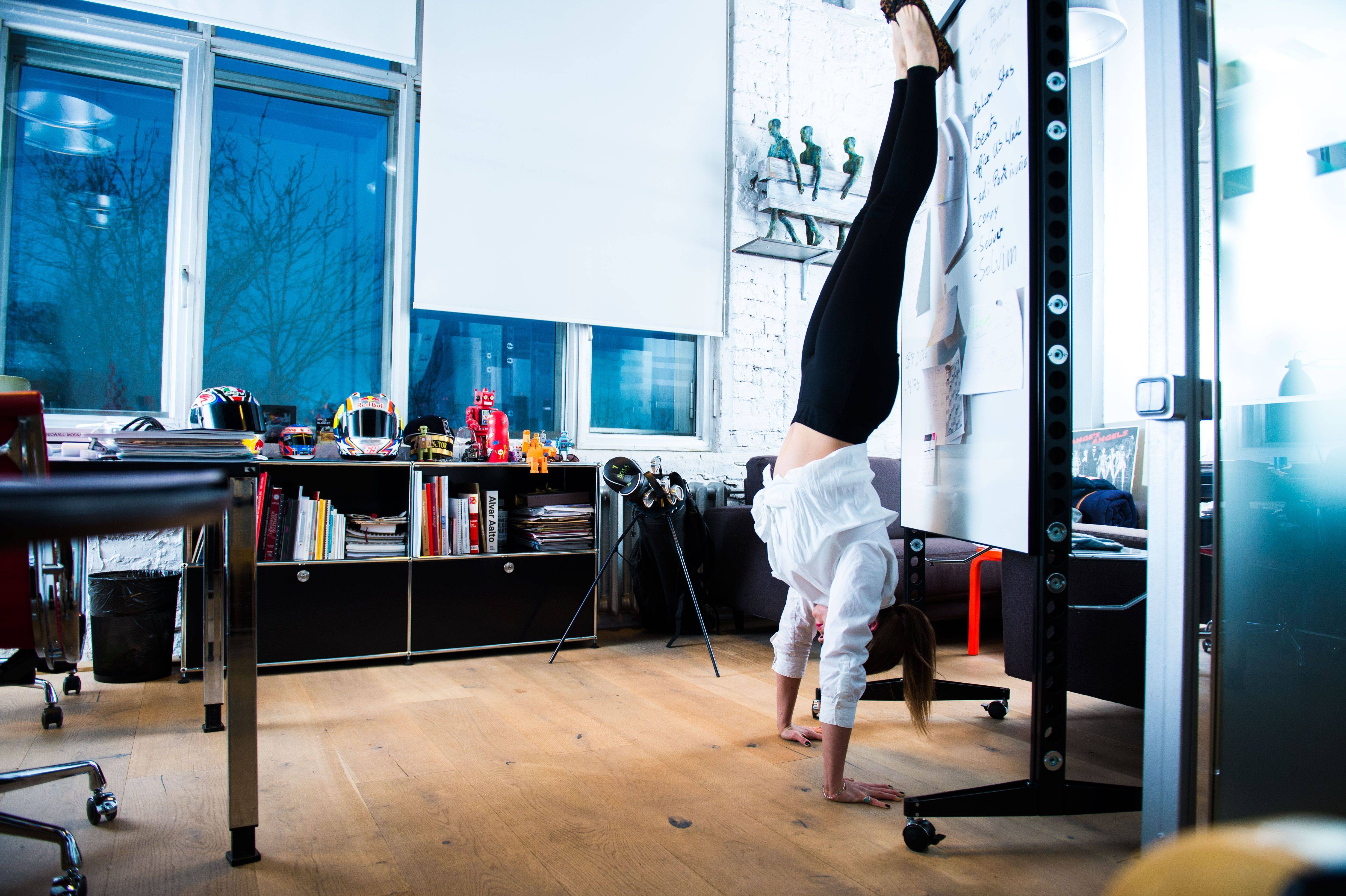 Позы йоги для начинающих в домашних условиях с картинками