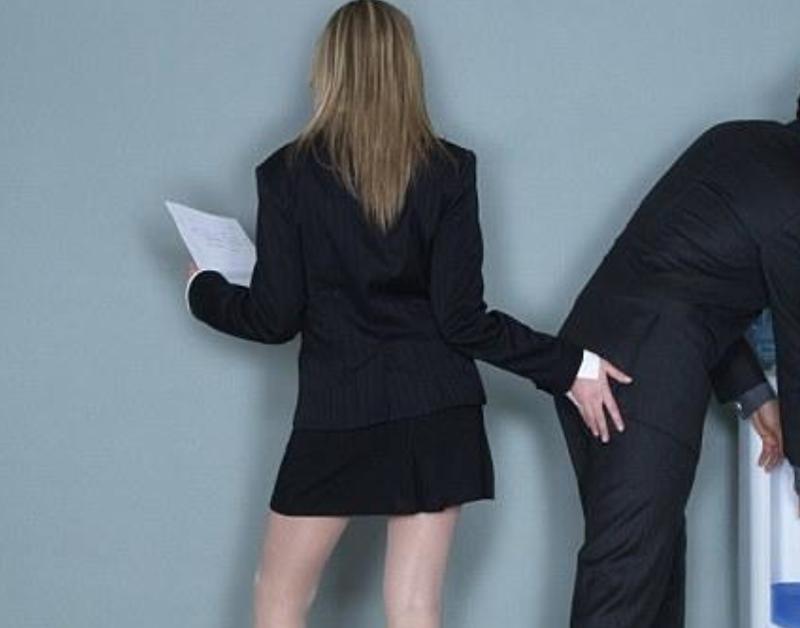 Сексуальные домогательства на работе: как себя вести